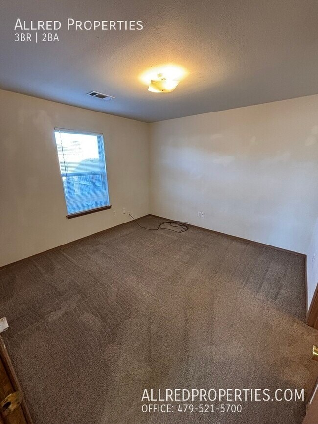 Building Photo - 305 E Asher Ct