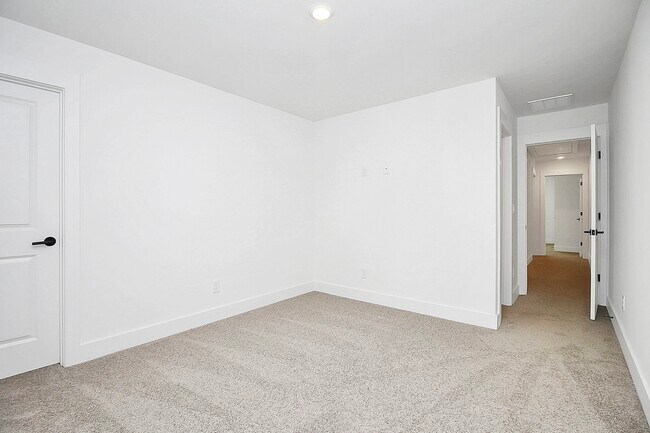 Primary bedroom - 2613 Dr Carver Rd