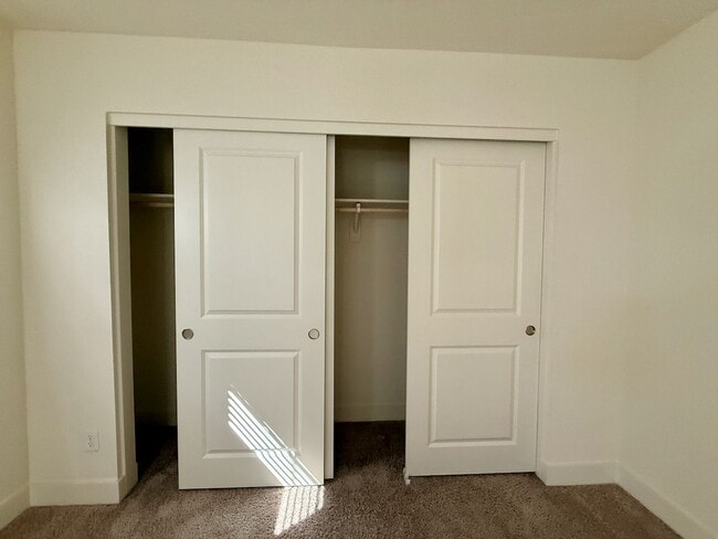 Building Photo - 3 BED 2.5 BATH 2 CAR GARAGE TOWNHOUSE w/ P...