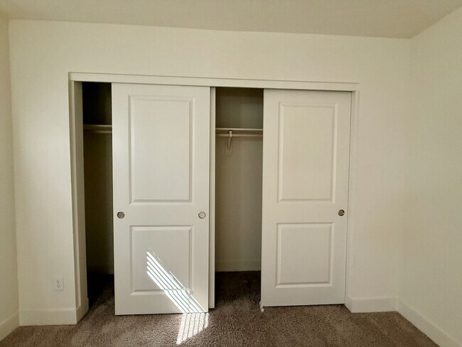 Building Photo - 3 BED 2.5 BATH 2 CAR GARAGE TOWNHOUSE w/ PRIVATE BACKYARD in GATED COMMUNITY.