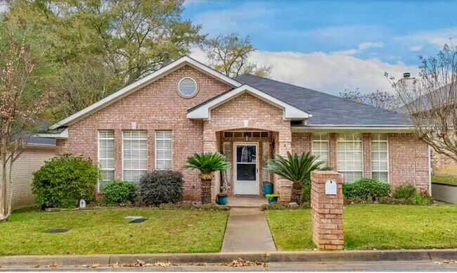 Primary Photo - 815 Montreal Dr