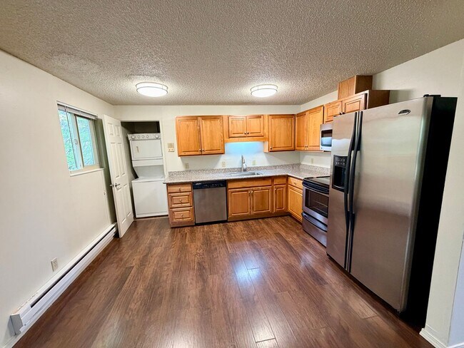 Building Photo - 1mo Free! Updated Top Floor 2-Bed with Was...