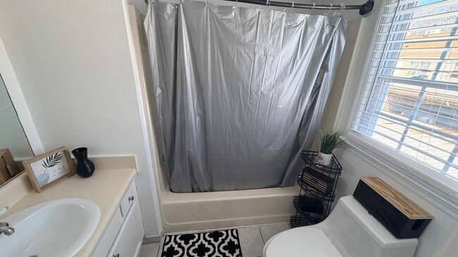 Building Photo - Room in Townhome on Mill Creek Pl