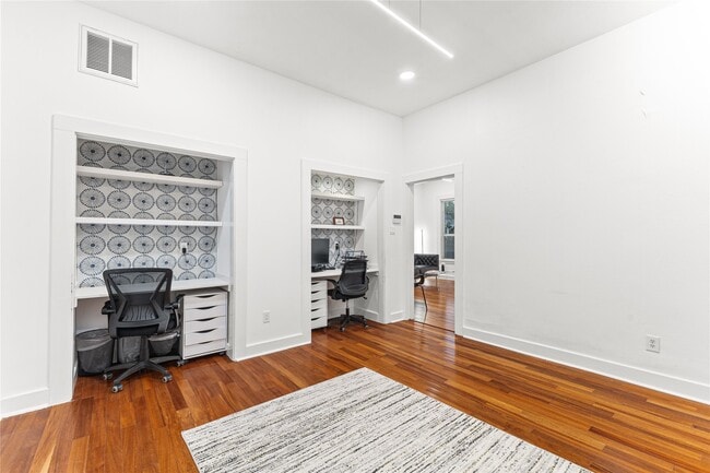 Building Photo - 315 W 9th St