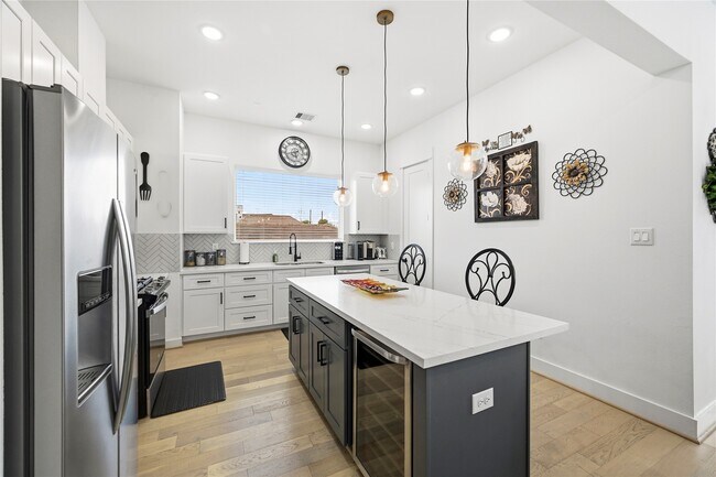 Building Photo - 2502 Tuam St