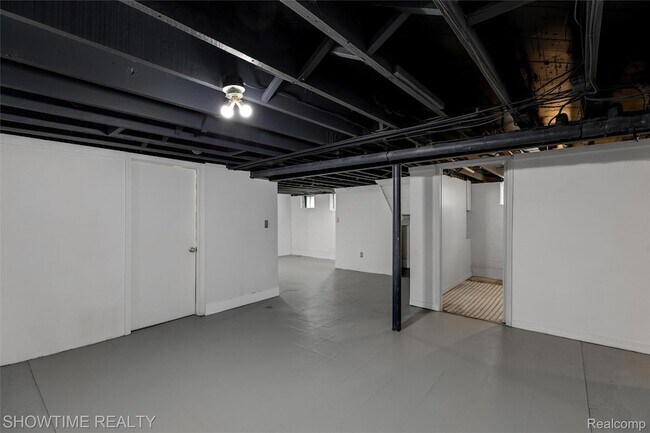 Building Photo - 2410 Yale Ave