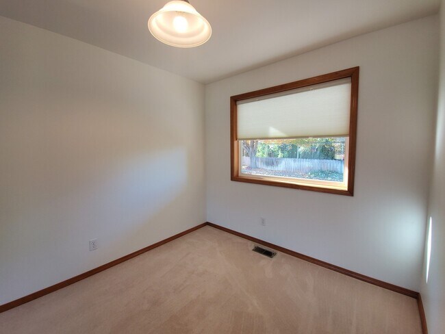 Building Photo - 810 S Dawes St