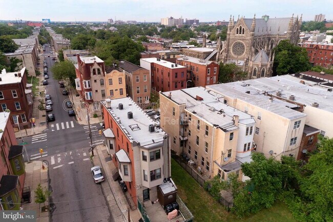 Building Photo - 1834 W Diamond St