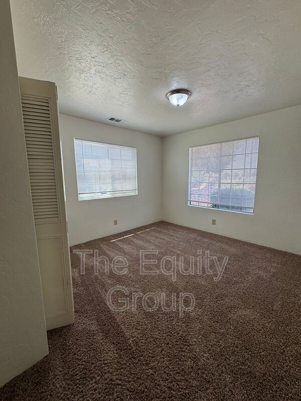 Building Photo - 850 E Merritt Ave
