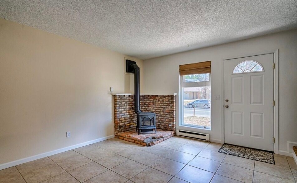 Building Photo - 676 E Zuni Dr