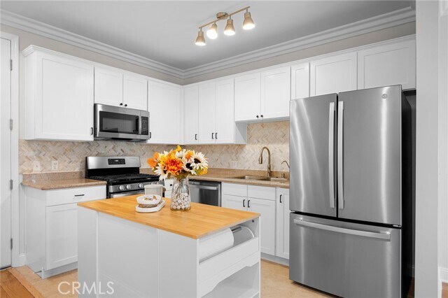 Building Photo - 6938 Laurel Canyon Blvd