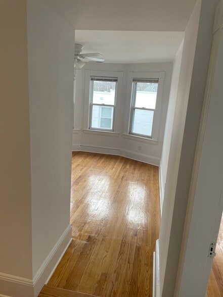 Building Photo - 125 Tunxis Hill Rd