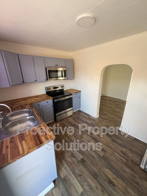 Building Photo - 221 Dunmore St