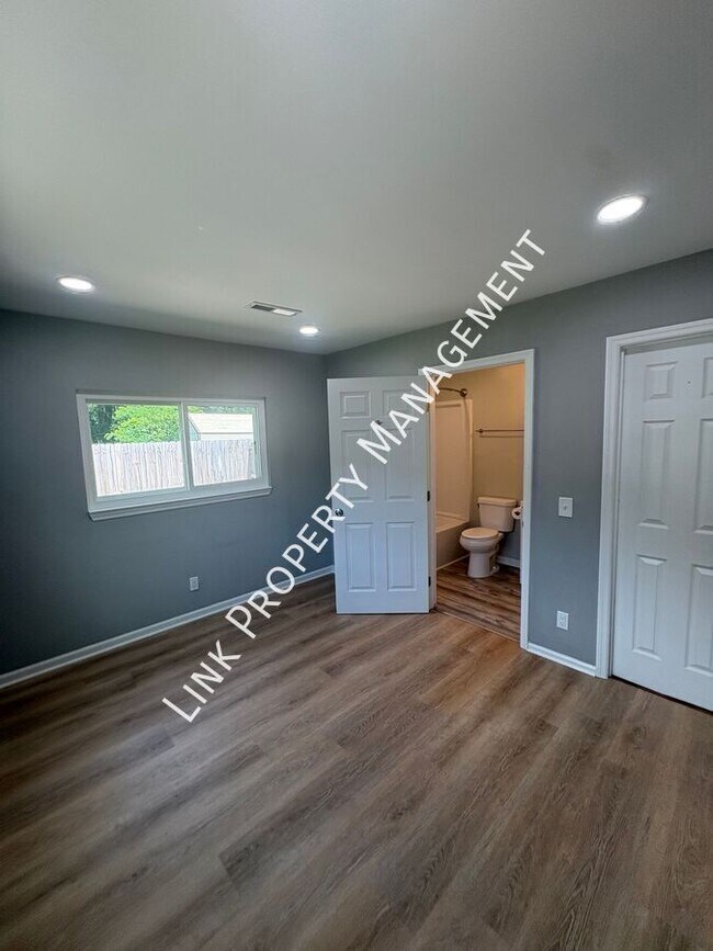 Building Photo - 123 Sequoia Dr