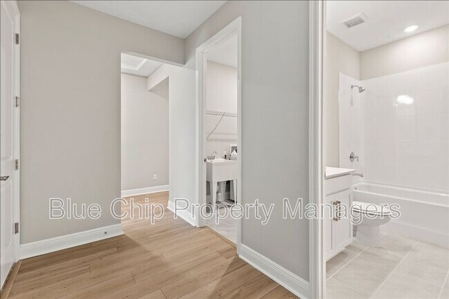 Building Photo - 1229 Pampus Dr