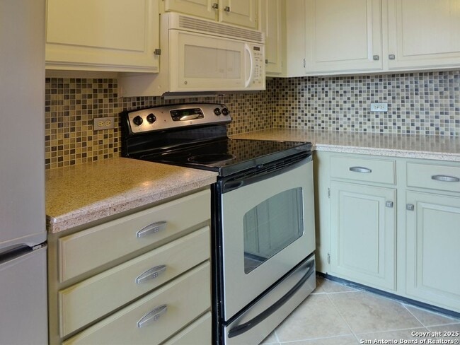 Building Photo - 221 Losoya St