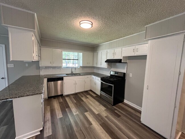 Building Photo - 16 Eastwood Dr