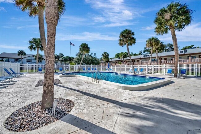 Building Photo - 650 Pinellas Point Dr S