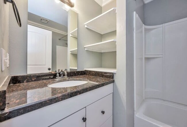 Building Photo - Awesome Rose Park Thouse in quiet community!