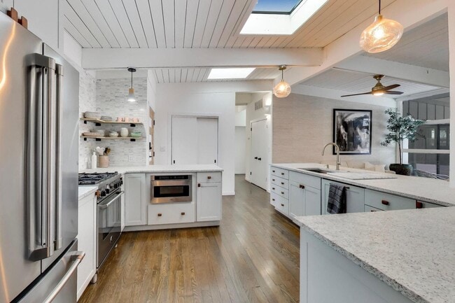 Building Photo - 2649 Crawford Ave