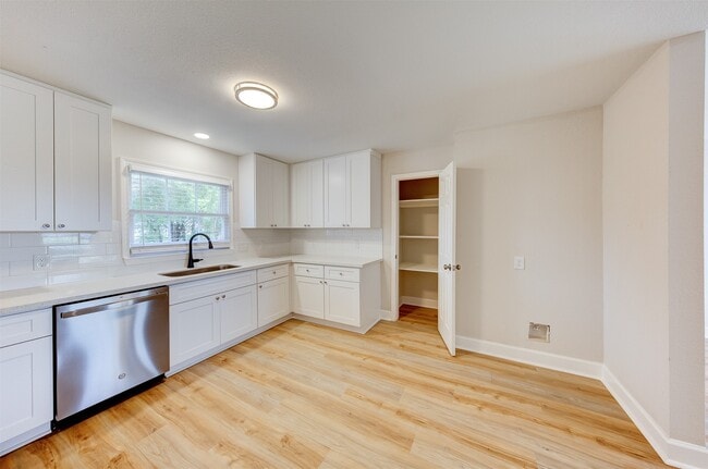 Building Photo - 1418 13th Ave N