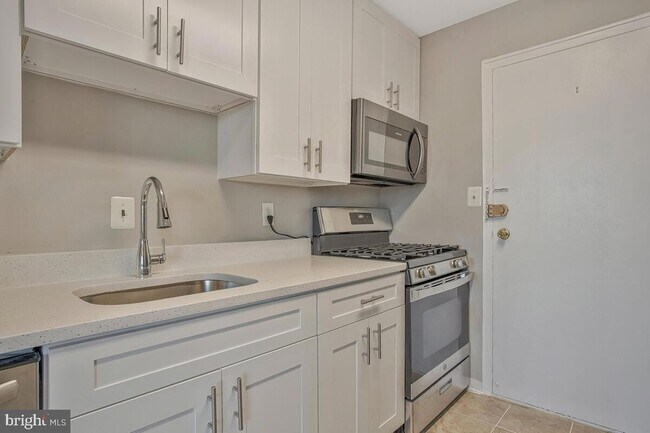 Building Photo - 3450 Toledo Terrace