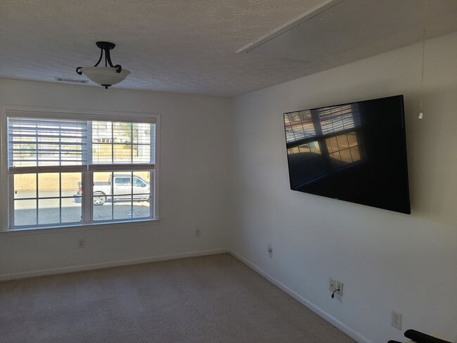 Building Photo - 5 bedroom/4 bathroom home available to rent in Fortson!