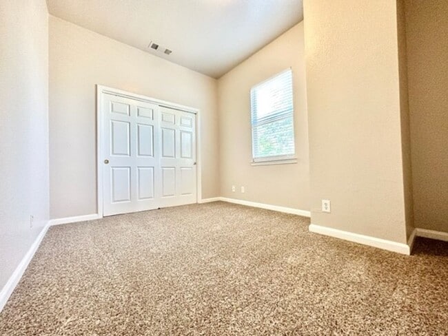 Building Photo - Available June 2026! Plus 1/2 off 1 full month of rent! Newly updated, spacious 5 bedroom home