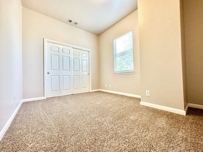 Building Photo - **Pre-Leasing for Summer 2026** Newly updated, spacious 5 bedroom home