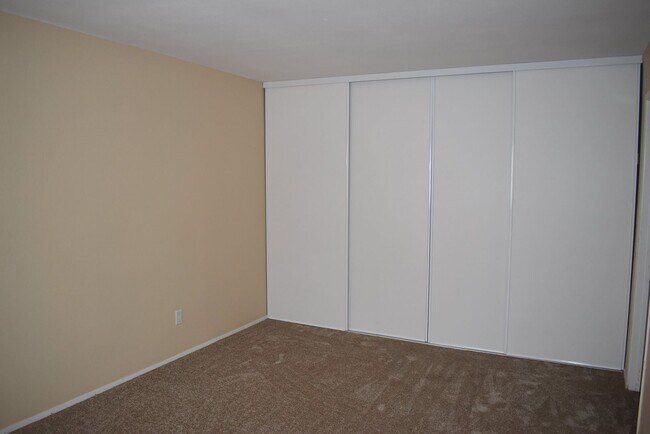 Building Photo - First Floor Single Story 3 Bed 2 Bath Cond...