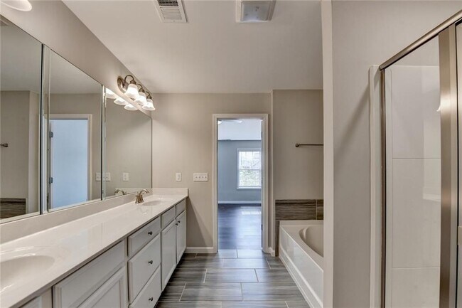 Building Photo - 7245 Heritage Oak Ct