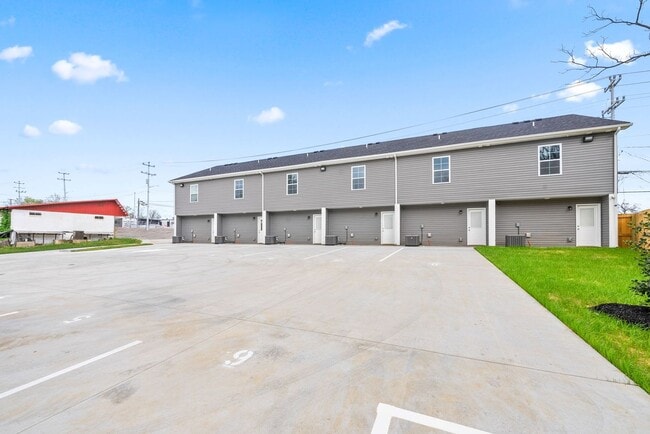 Building Photo - 1/2 off your first Months Rent! Close to downtown Clarksville & APSU! 2 Bed/2.5 Bath townhouse!