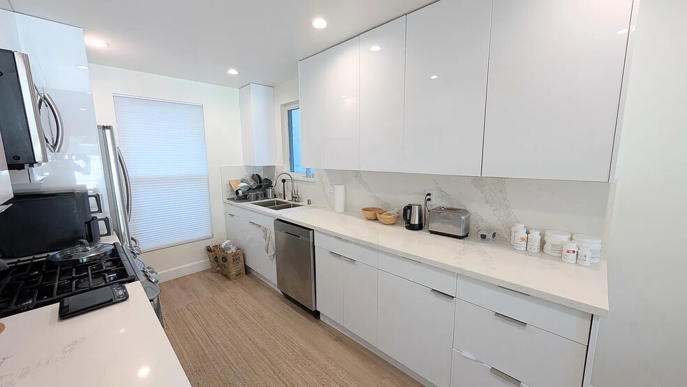 Building Photo - 1113 24th St