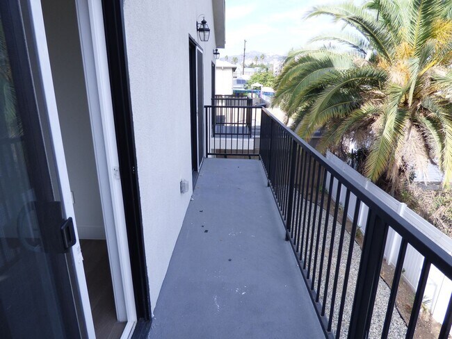 Building Photo - 4 Bedroom Unit with 2 Car Parking!