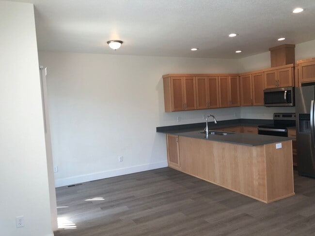 Building Photo - Newer 3 bedroom, 2.5 bath duplex in desirable neighborhood!