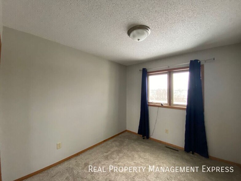 Building Photo - Spacious 4 bedroom 3 bathroom