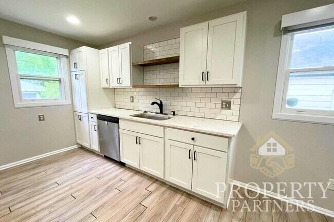 Building Photo - 4929 Kingsley Dr