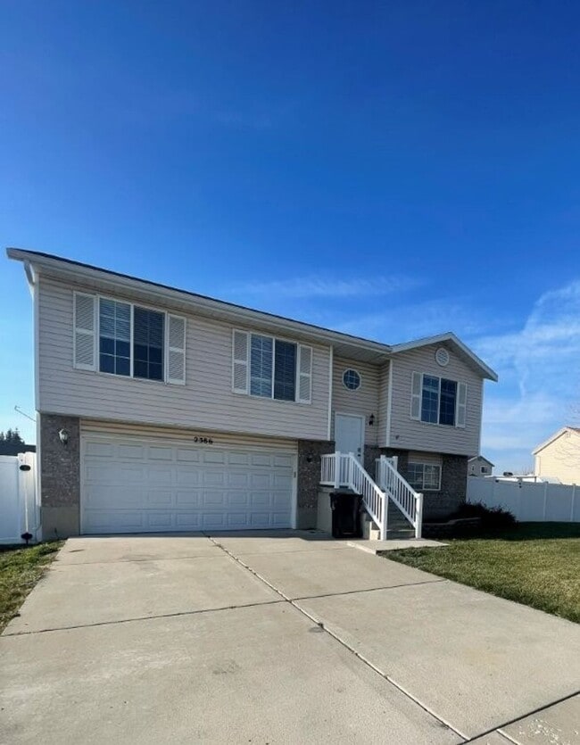 Building Photo - Your New Chapter Starts Here – 5 Bed, 2 Bath Syracuse Home + 2 Weeks Free!