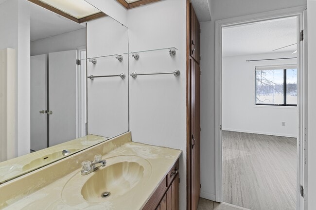 Building Photo - 1305 Christopher Cir