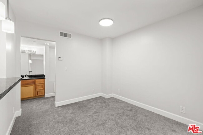 Building Photo - 10982 Roebling Ave