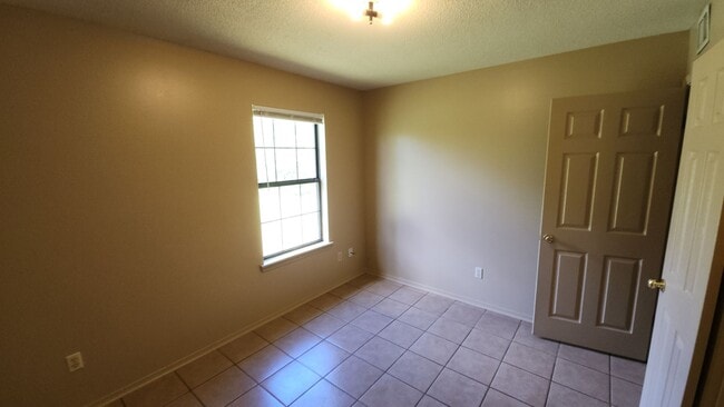Building Photo - 1411 N Hartford Ave