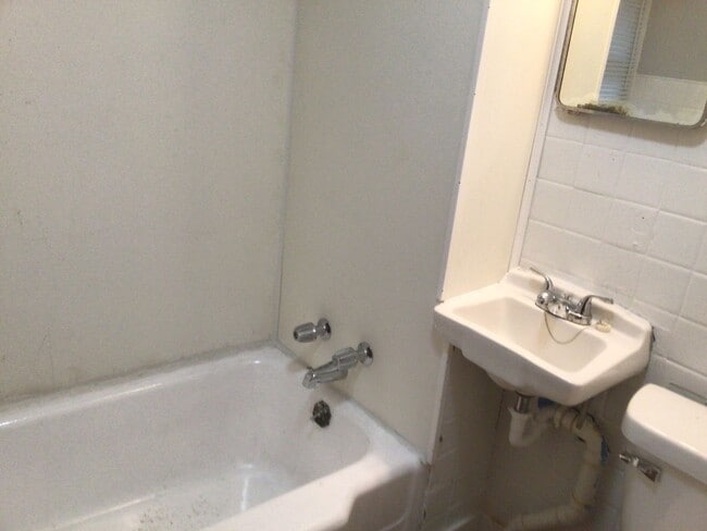 Building Photo - New Listing!! 2 Bedroom Home!