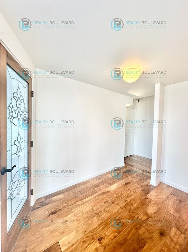 Building Photo - Exquisite 1-bedroom, 2-bathroom condo Overlooking the beautiful Truckee River with covered parking!