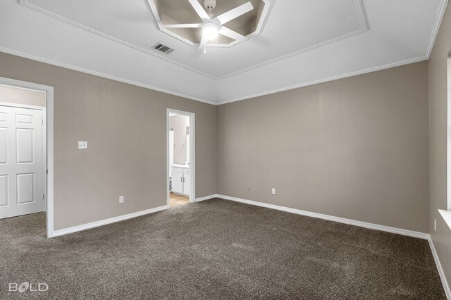 Building Photo - 2542 Spruce Dr