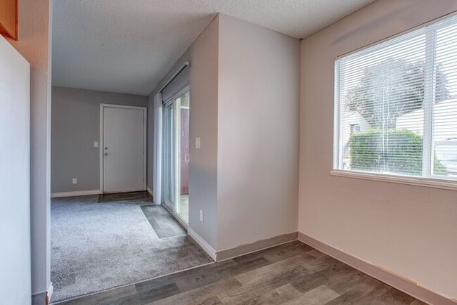 Building Photo - 2-Bed Has EVERYTHING YOU NEED!! Ask About ...