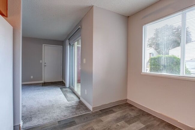 Building Photo - Cozy Studio Apartment - 1st Month Free Ren...