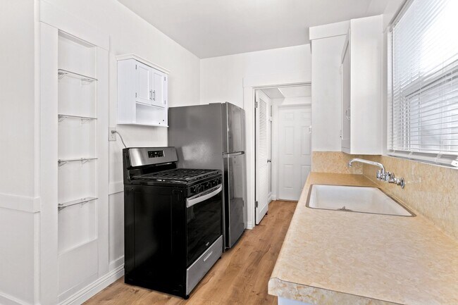 Building Photo - Charming San Leandro Cottage with Modern U...
