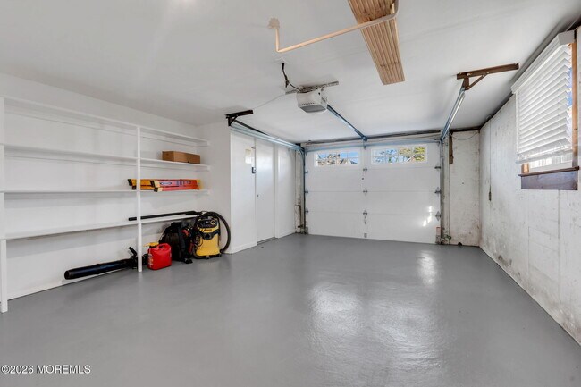 Building Photo - 723 Pitney Dr