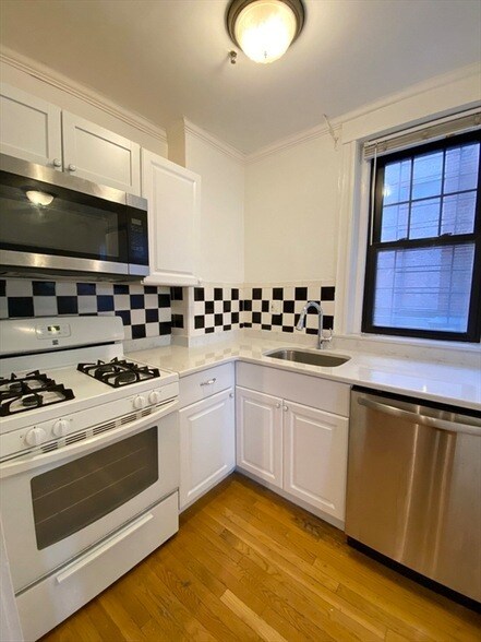 Building Photo - 122 Riverway