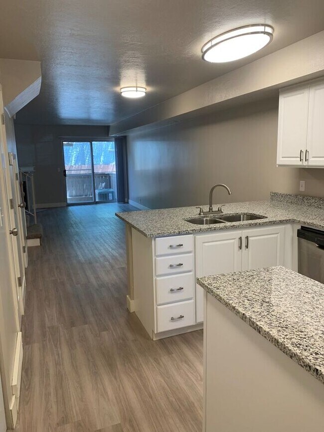 Building Photo - Spacious 2 Bed 1.5 Bath Townhome in Murray...